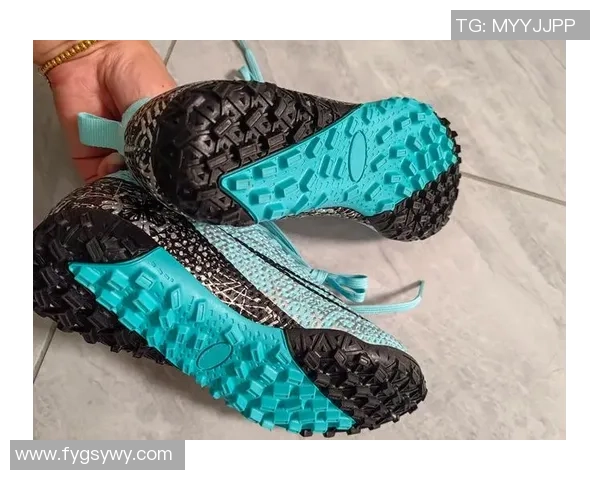 碎钉足球鞋助力球员在草地上尽情挥洒汗水与激情的完美选择